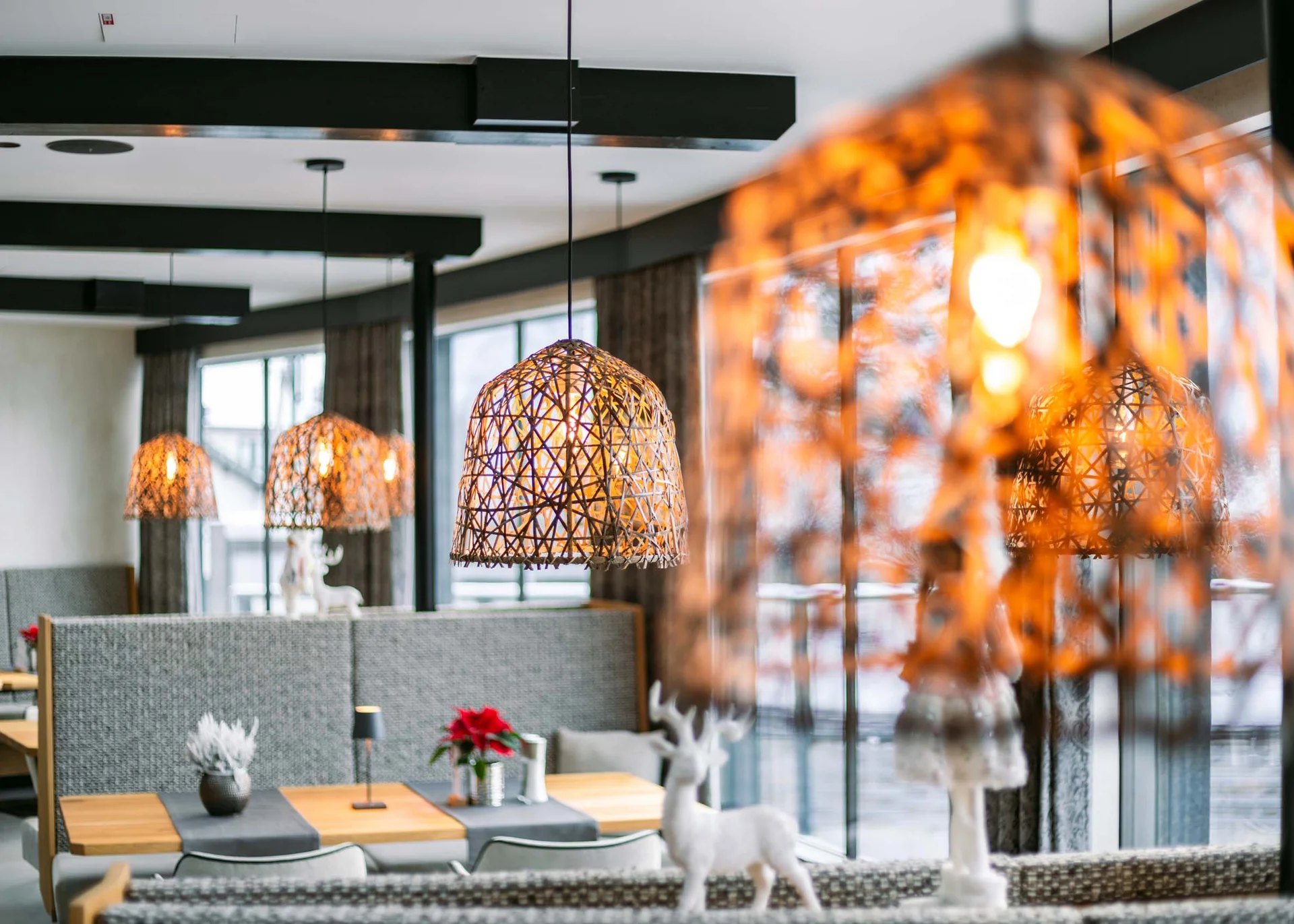 Gemütliches Restaurant mit warmen Lampen und winterlicher Dekoration