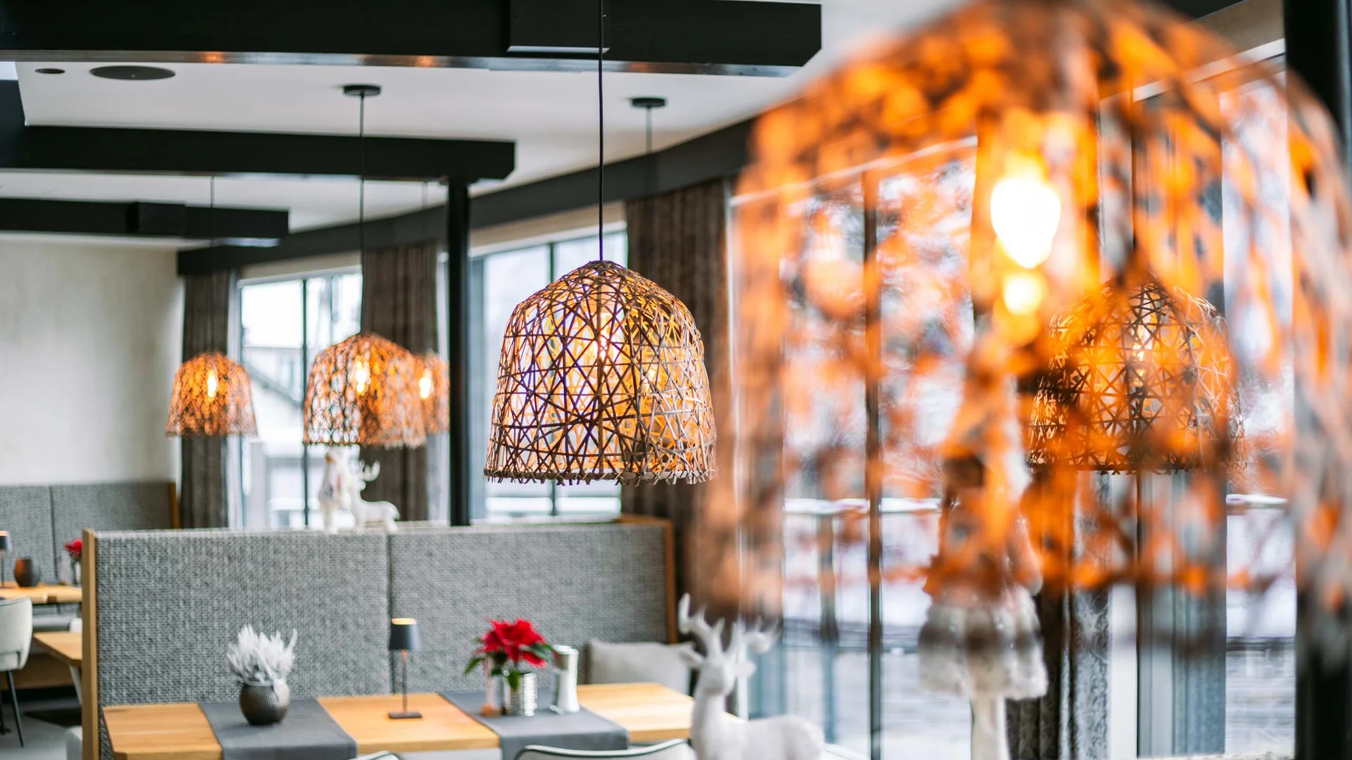 Gemütliches Restaurant mit warmen Lampen und winterlicher Dekoration