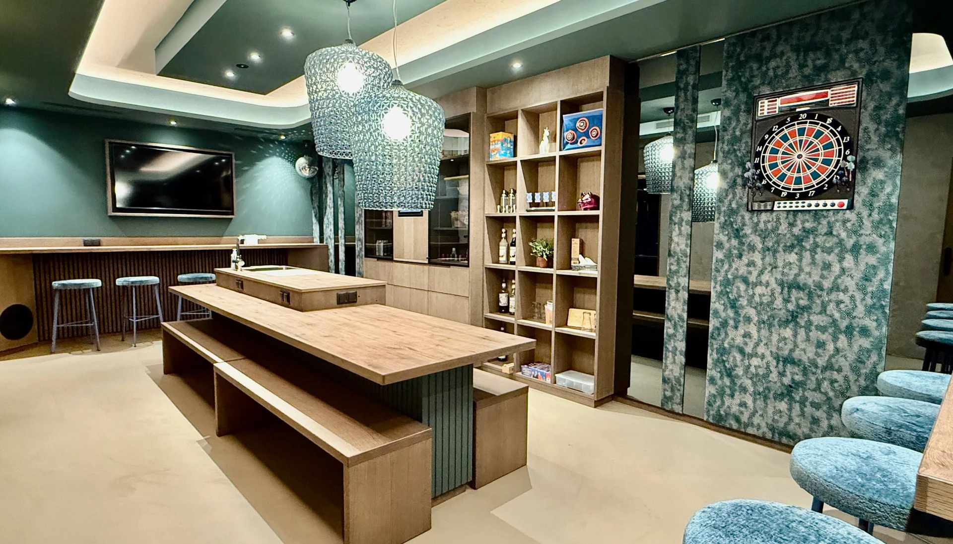 Ihr Familienhotel in Österreich mit All-inclusive-Angebot Moderner Spiel- und Loungebereich mit Dartscheibe und Barhockern