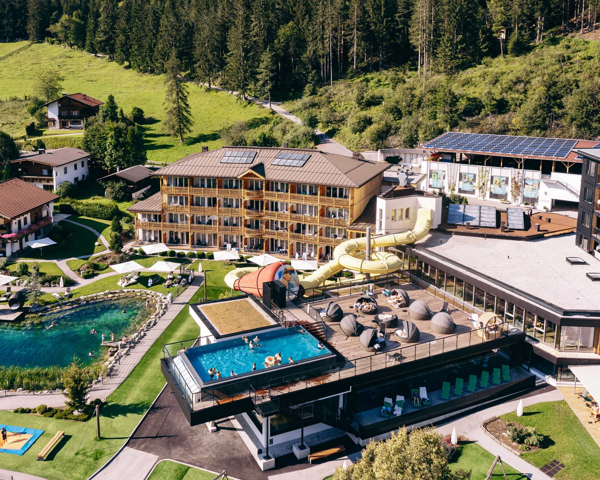 Ferienresort mit Außenpool, Wasserrutsche und natürlichem Schwimmteich in den Bergen