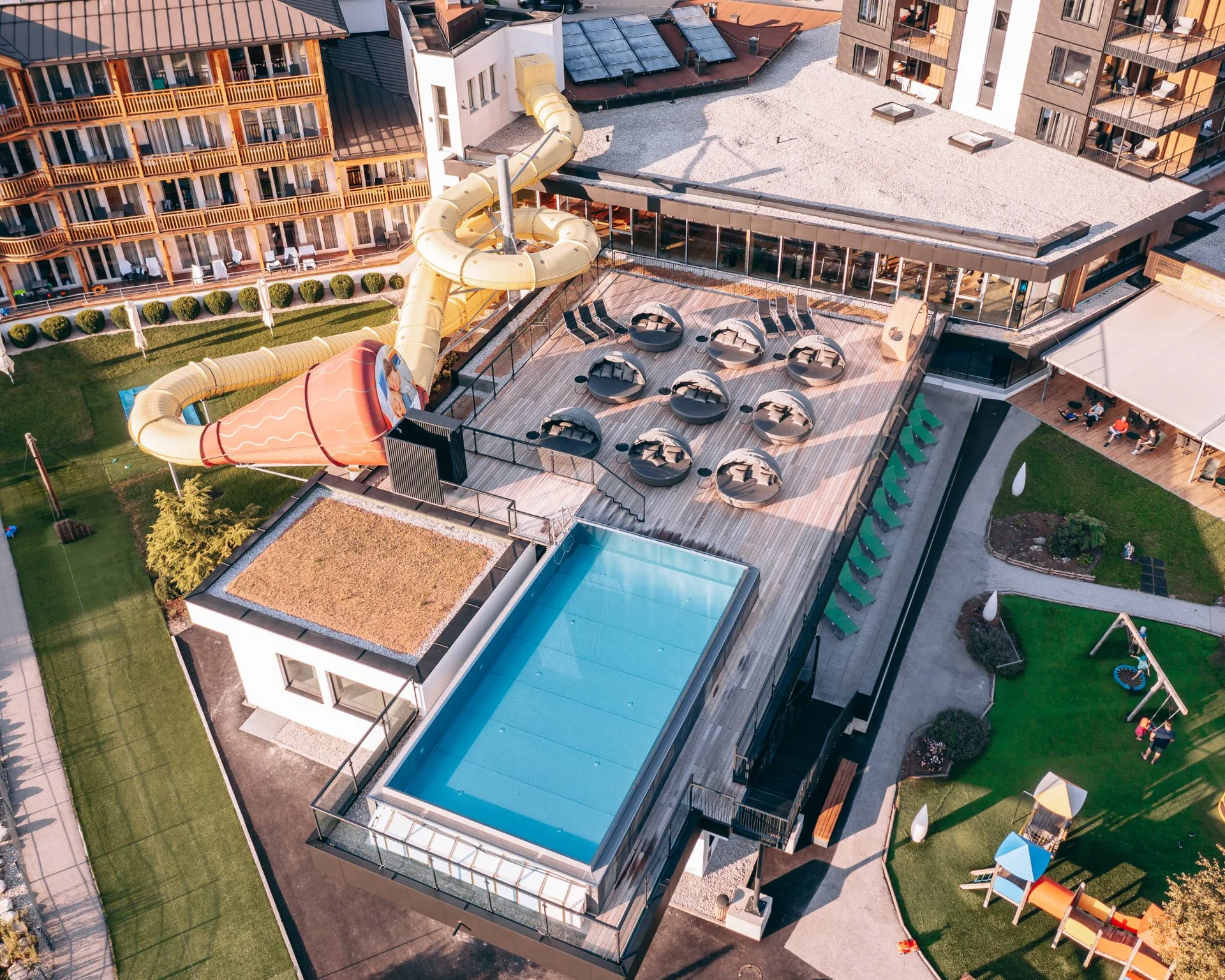 Dachterrasse mit Pool, Rutsche und Außenbereich eines Hotels