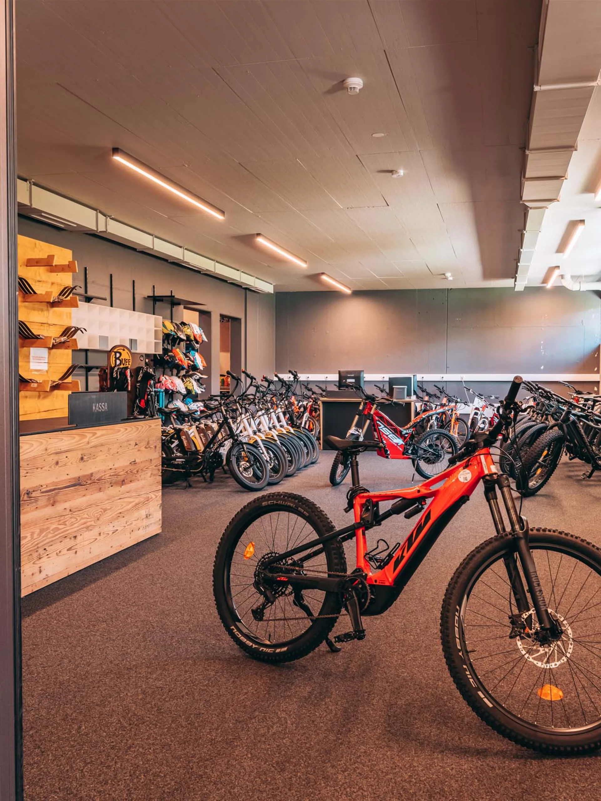 Fahrradgeschäft mit E-Bikes und Zubehör in einer modernen Holzladenfläche