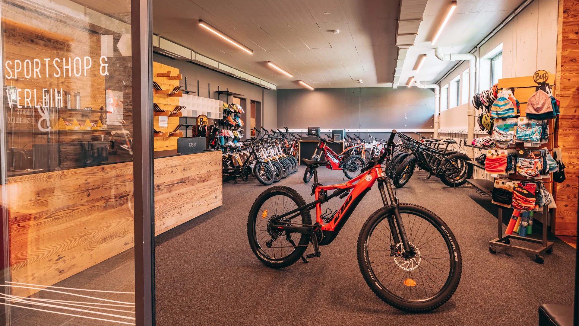 Fahrradgeschäft mit E-Bikes und Zubehör in einer modernen Holzladenfläche