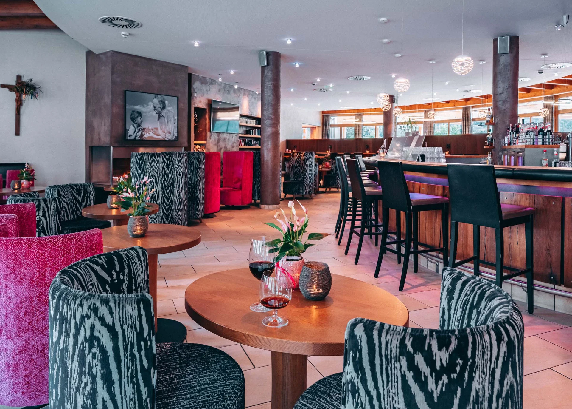 Modernes Restaurant mit bunter Bestuhlung und Barbereich