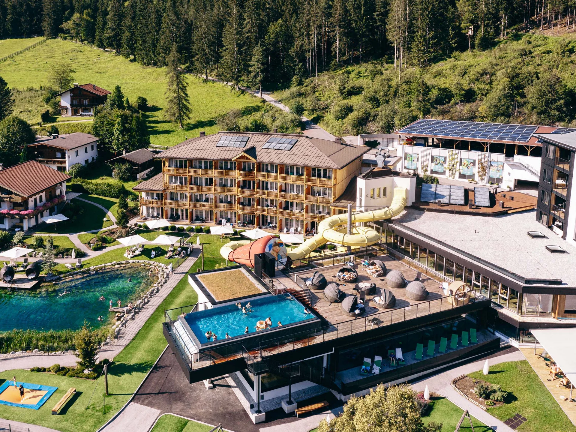 Hotelanlage mit Schwimmbad, Wasserrutsche und Sauna im Waldgebiet