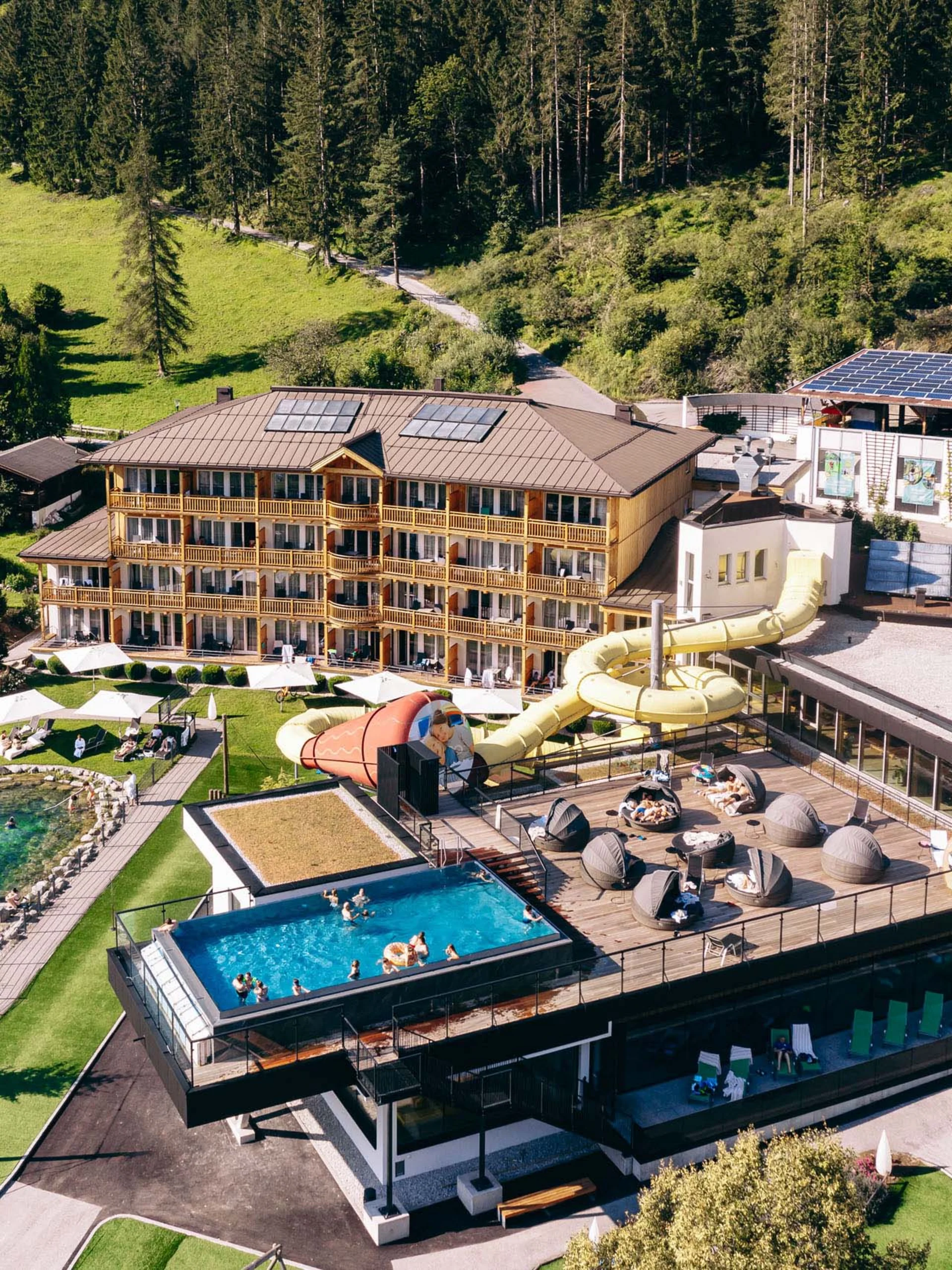 Hotelanlage mit Schwimmbad, Wasserrutsche und Sauna im Waldgebiet