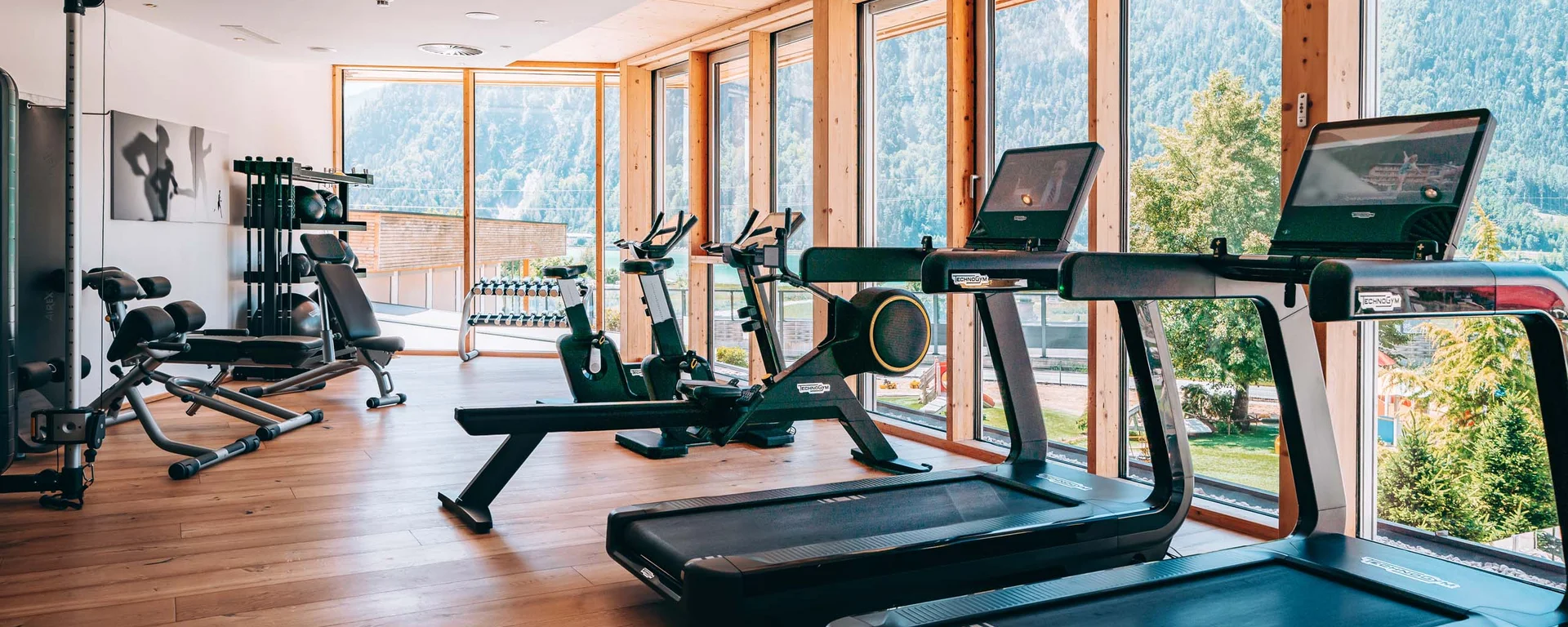 Helles Fitnessstudio mit Laufbändern und Mountain-Aussicht