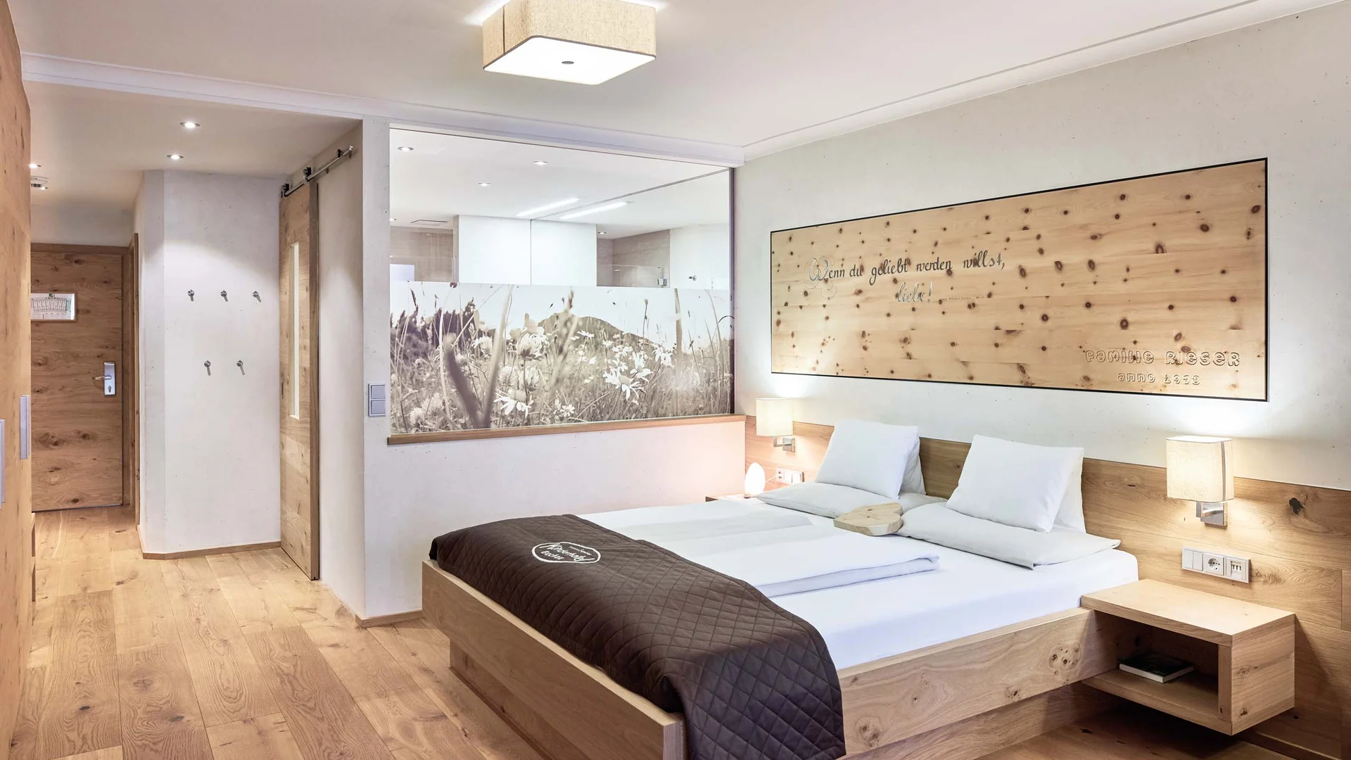Modernes Hotelzimmer mit Doppelbett und Holzboden
