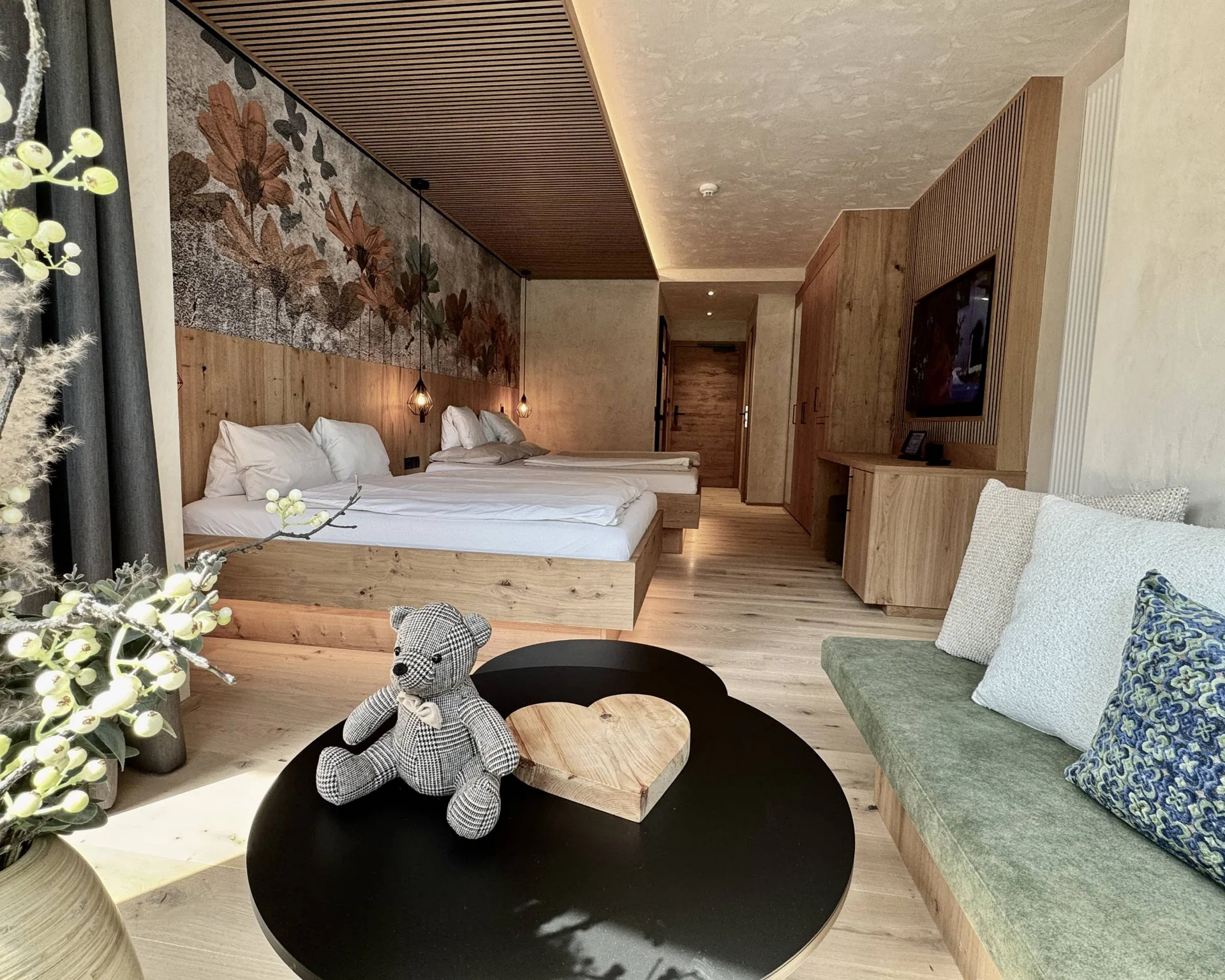 Modernes Hotelzimmer mit zwei Betten, Dekoration und gemütlicher Sitzecke
