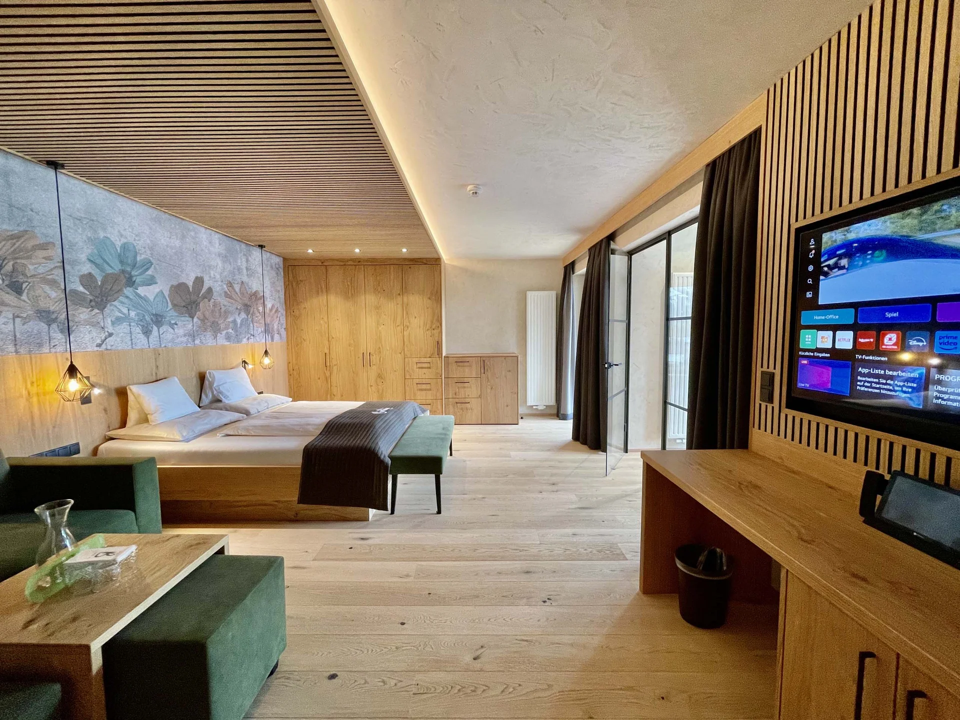 Modernes Hotelzimmer mit Doppelbett, Holzdecke und TV