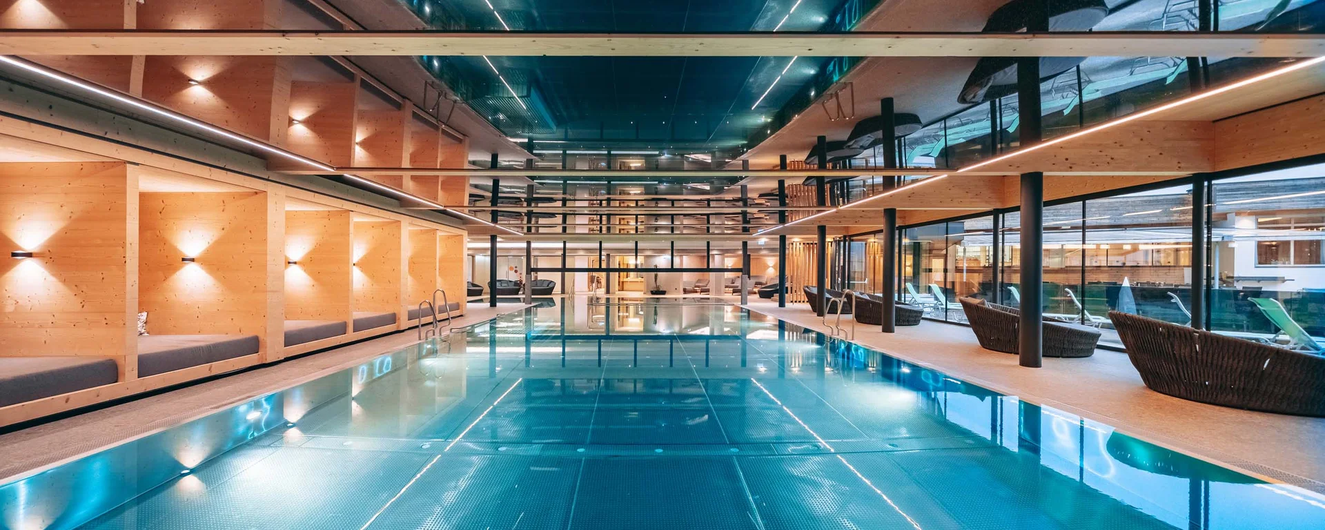 Moderner Innenpool mit Holzvertäfelung und Sitzbereichen