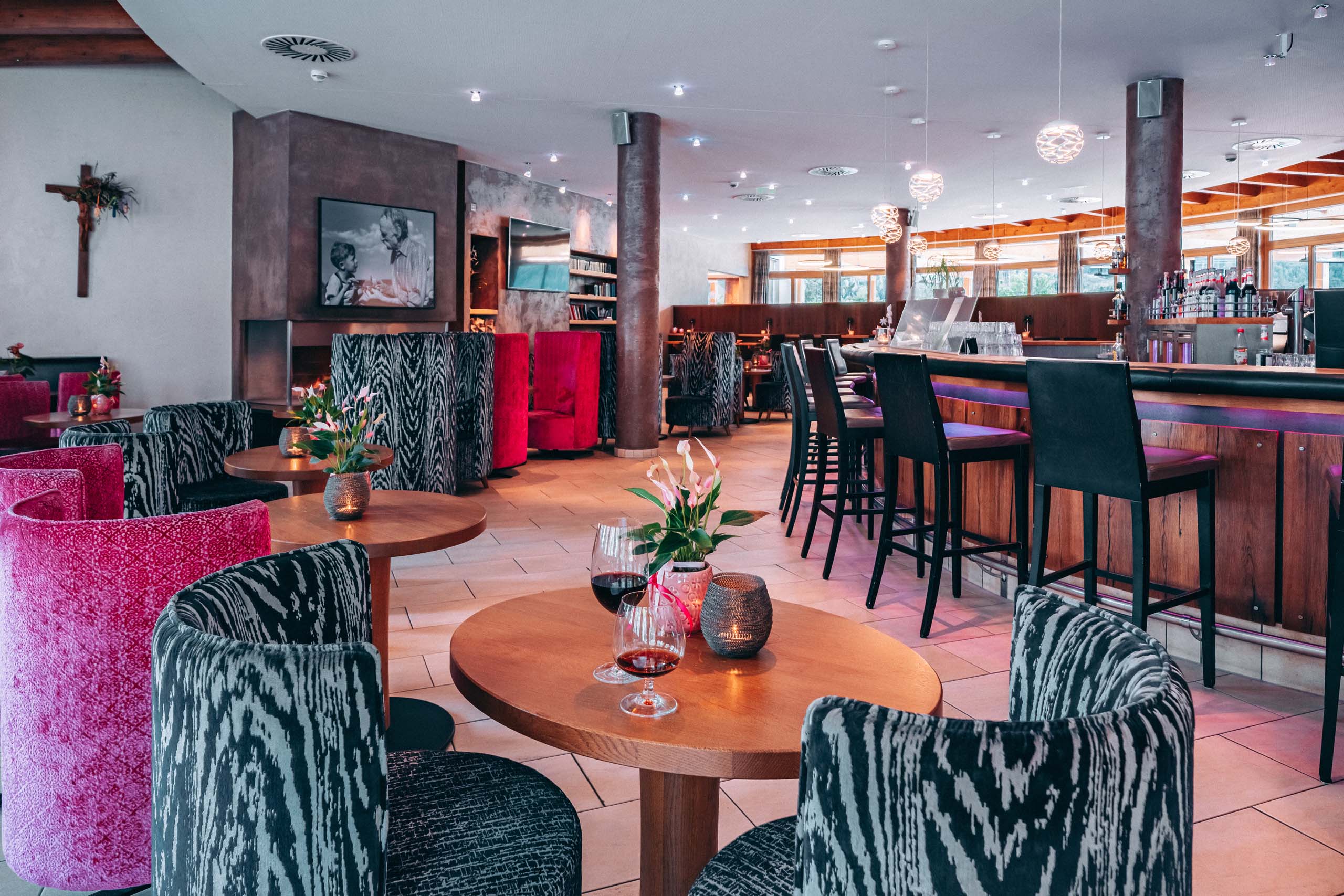 Modernes Restaurant mit bunter Bestuhlung und Barbereich